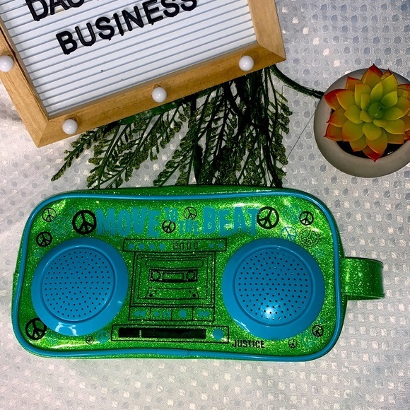 Justice Other - Justice move to the beat, Radio Bag Speakers, High Fydelity. Has 3.5mm jack